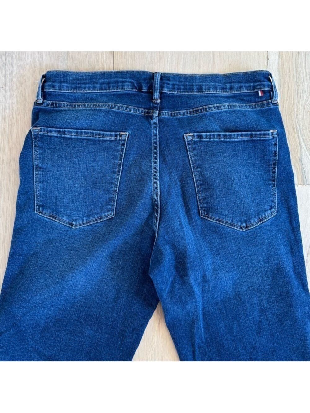 Tommy Hilfiger Greenwich Straight Jeans Medium Wash Size 12 - Picture 4 of 7